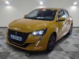 la voiture jaune est garée sur le sol en damier du garage