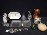 une table sur laquelle se trouvent de nombreux objets en verre