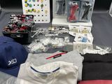 un grand nombre d'objets posés sur une table