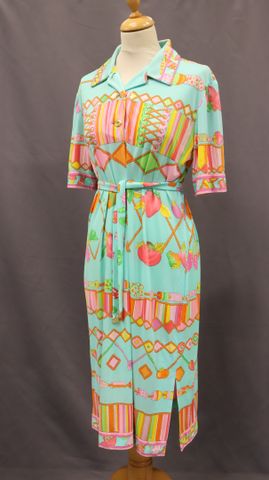 LEONARD Paris – Robe longue à motif de fruits et légumes, ceintur...