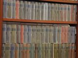 de nombreux livres qui se trouvent sur les étagères de la pièce