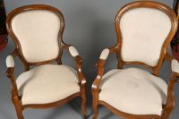 Deux fauteuils cabriolets en bois mouluré à dossier. (photo 2)
