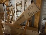 des boîtes sont empilées dans une pièce