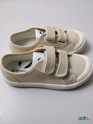 baskets en toile blanche avec deux bandes Velcro sur le côté