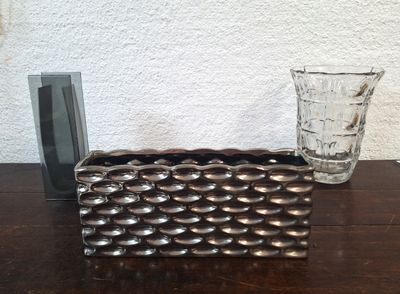 un vase et un verre posés sur une table