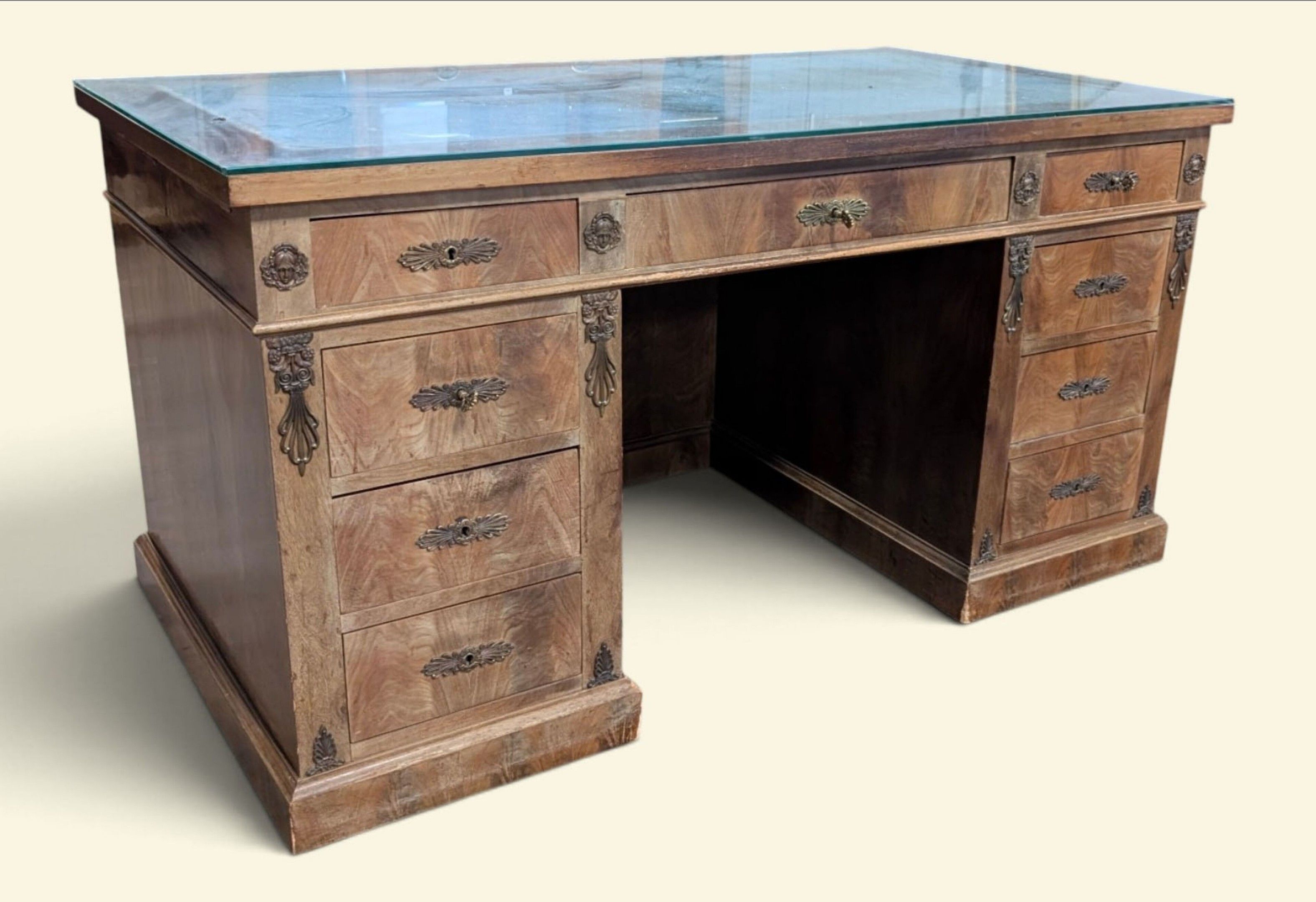 Bureau plat en acajou et placage d'acajou.