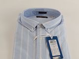 La chemise est rayée de bleu et de blanc et comporte une étiquette.