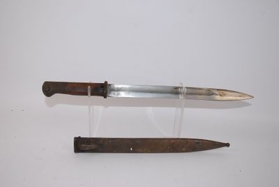 un couteau posé à côté d'un autre couteau sur une table