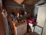 une photo d'une cuisine avec un réfrigérateur et un réfrigérateur-congélateur