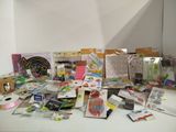 une pile d'objets assortis sur une table