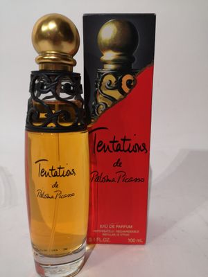 l'image d'un flacon de parfum à côté d'une boîte de parfum