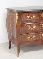 Commode galbée en bois de placage à décor marqueté de motifs… (photo 3)