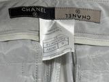 une étiquette portant l'inscription « Chanel » à l'arrière d'une veste