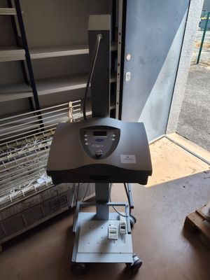 une photo d'un bureau sur lequel se trouve un écran d'ordinateur
