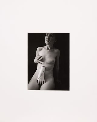 une photo en noir et blanc d'une femme nue en sous-vêtements