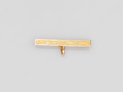 gros plan d'un lingot d'or sur une surface blanche
