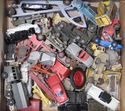 une boîte remplie de petites voitures et de petits camions