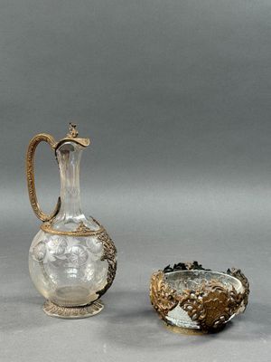 deux vases en verre et un bol en verre posés sur une surface grise