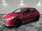 la voiture rouge est garée dans le garage sur le sol en damier