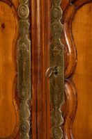 Armoire basse en bois fruitier mouluré ouvrant à deux portes (photo 3)