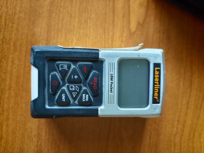 un téléphone portable posé sur une table
