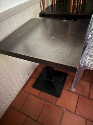 Lot de 15 tables en bois. Dimensions : 69 × 69 cm, hauteur 7… - Photo 1