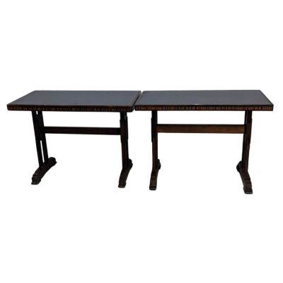 une paire de tables à manger avec plateau en marbre noir
