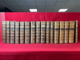plusieurs vieux livres empilés les uns sur les autres sur une table rouge