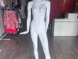 un mannequin dans un magasin de vêtements, avec des vêtements exposés