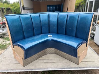 un banc bleu en carton posé sur une table