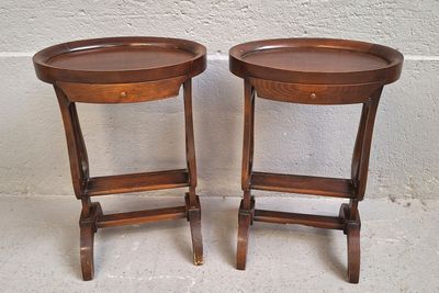 Paire de tables d'appoint de forme ovale à piètement lyre, l… - Photo 1