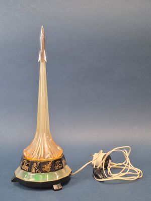 une lampe posée à côté d'une paire de chaussures