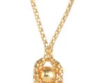 Le collier est composé d'une chaîne en or et d'un pendentif orné d'une pierre rose.