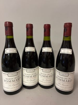 quatre bouteilles de vin sont alignées sur une table
