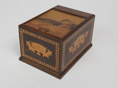 boîte décorative en bois avec un motif noir et doré sur le couvercle