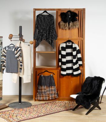 une pièce dans laquelle se trouvent une chaise, un porte-manteau, une chaise et une chaise