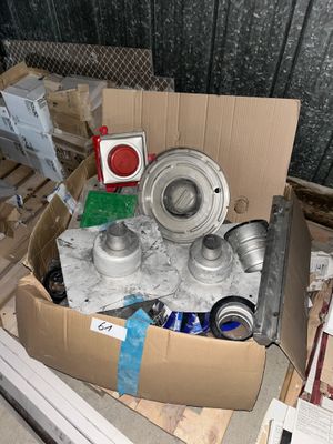 une boîte en carton contenant un certain nombre d'objets