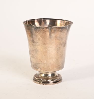 une coupe en argent posée sur une table