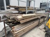 de nombreuses pièces de bois empilées les unes sur les autres