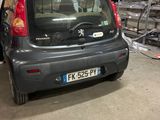 une petite voiture garée dans un garage