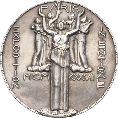 Gros plan sur une pièce d'argent ornée d'une statue
