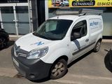 une camionnette blanche garée devant un bâtiment