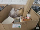 une boîte en carton remplie de livres et d'autres objets