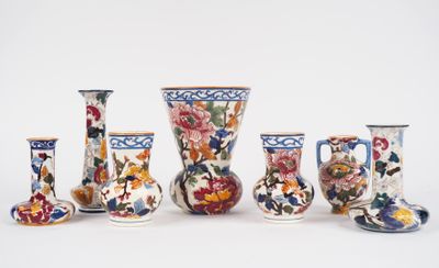 cinq vases ornés de motifs différents, posés sur un fond blanc
