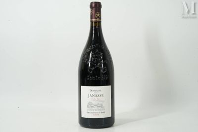une bouteille de vin posée sur une table