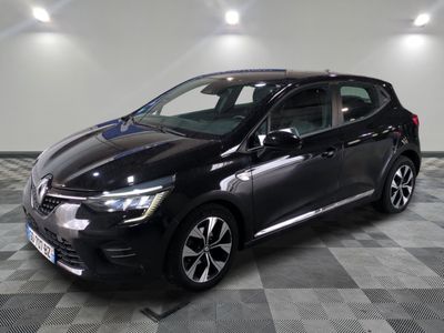 une voiture noire est garée sur le sol en damier d'un garage