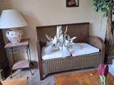 un salon avec un canapé, une table et une lampe