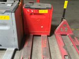 un chariot élévateur rouge à côté d'un autre chariot élévateur rouge