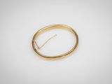 gros plan d'une bague en or sur une surface blanche