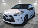 la citrole blanche est garee sur un carrelage en damier